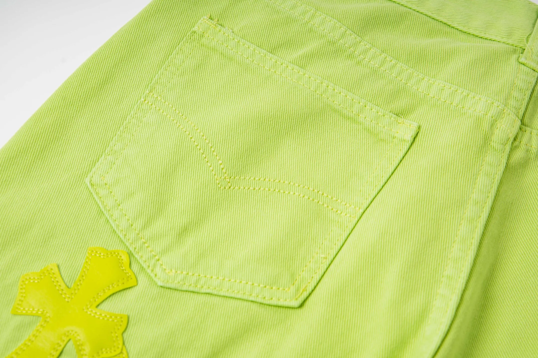P250 Chrome Hearts dopamine green denim and black and yellow leather couple jeans are a hot trend this season and are sought after by countless celebrities and fashionistas. The neat details of the cutting process add color to the playful fashion! The neat and meticulous design, and the well-fitting structure is unique. The upper body not only has outstanding recognition, but also looks younger and younger. A style with the ultimate wearing meaning and performance, gorgeous color matching, and the craftsmanship of this style is also extremely extraordinary. After the finished product is washed, it is disassembled and hand-made with sheepskin cross leather and then spliced ​​together to complete. The whole piece has too many craftsmanship to describe. It is decorated with patchwork cross flowers and high-waisted washed jeans! ! Absolutely high-end luxury product, a god-level single product, a super popular product, made by top heavy industry, a magic weapon that cannot be missed to hit the streets. Style number: 1829# Size: 28 30 32 34 Color: green